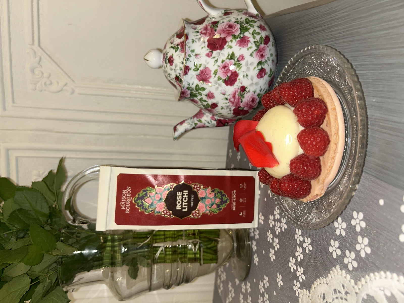 Thé vert Rose Litchi de la Maison Bourgeon et pâtisserie aux framboises