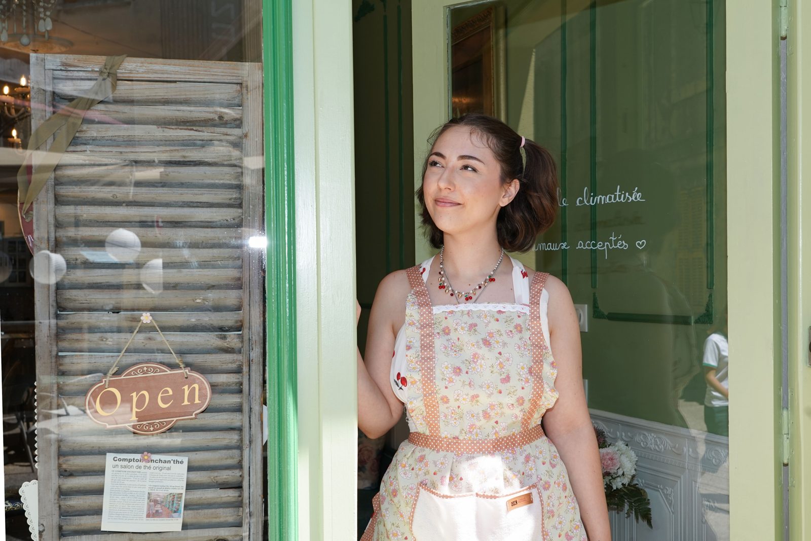 Gaïa, fondatrice du Comptoir Enchan'thé, en tenue Regency