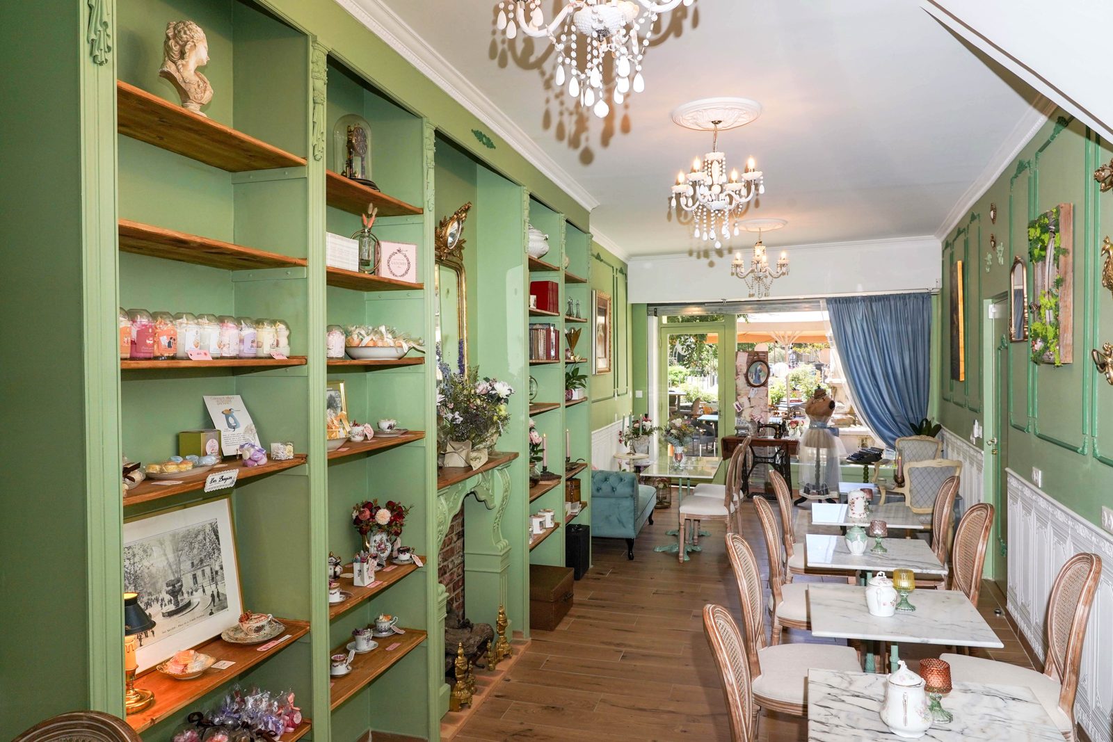 Le salon rénové avec ses murs verts