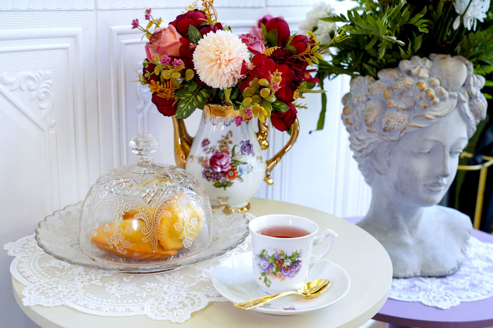 Pâtisserie et bouquet floral sur une table de thé